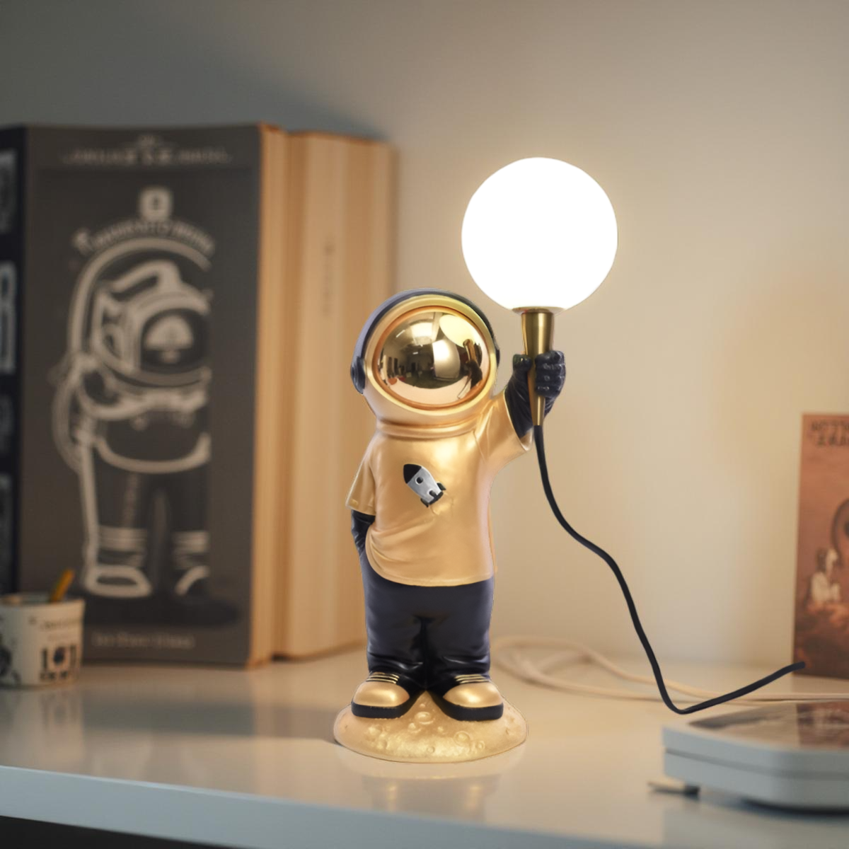 ASTRONAUT TABLE LAMP