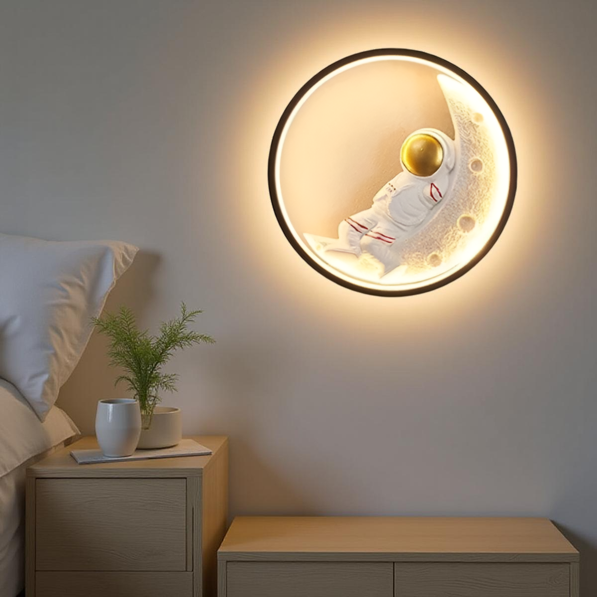 ASTRONAUT WALL LIGHT