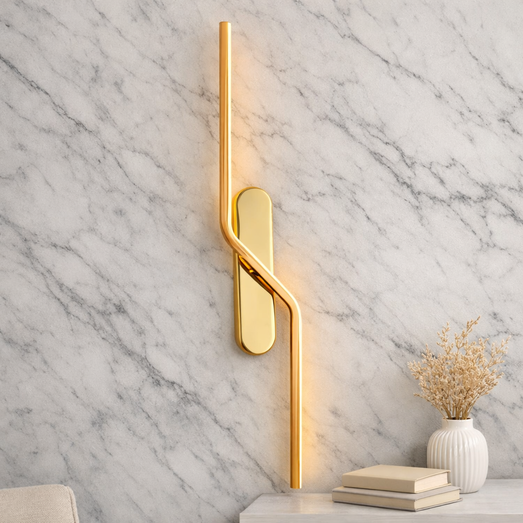 MINIMALIST GOLDEN WALL LIGHT