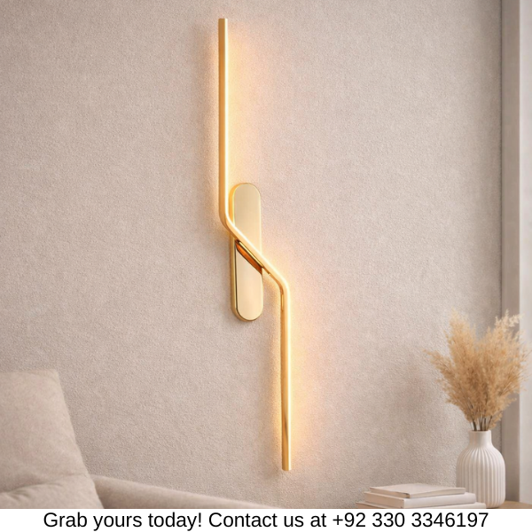 MINIMALIST GOLDEN WALL LIGHT
