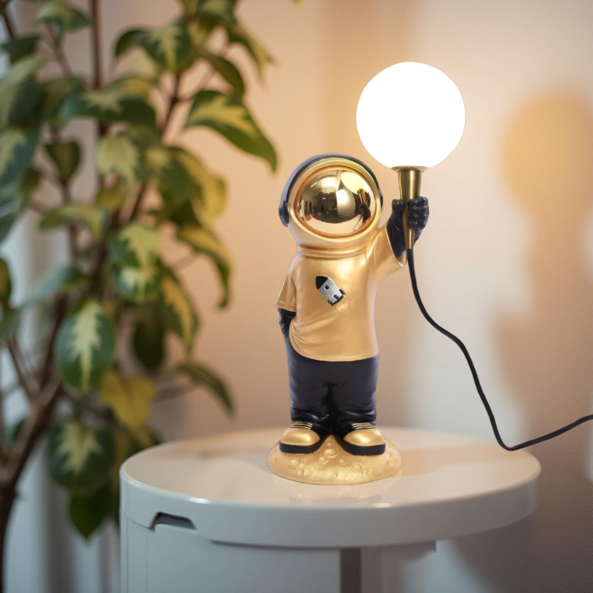 ASTRONAUT TABLE LAMP