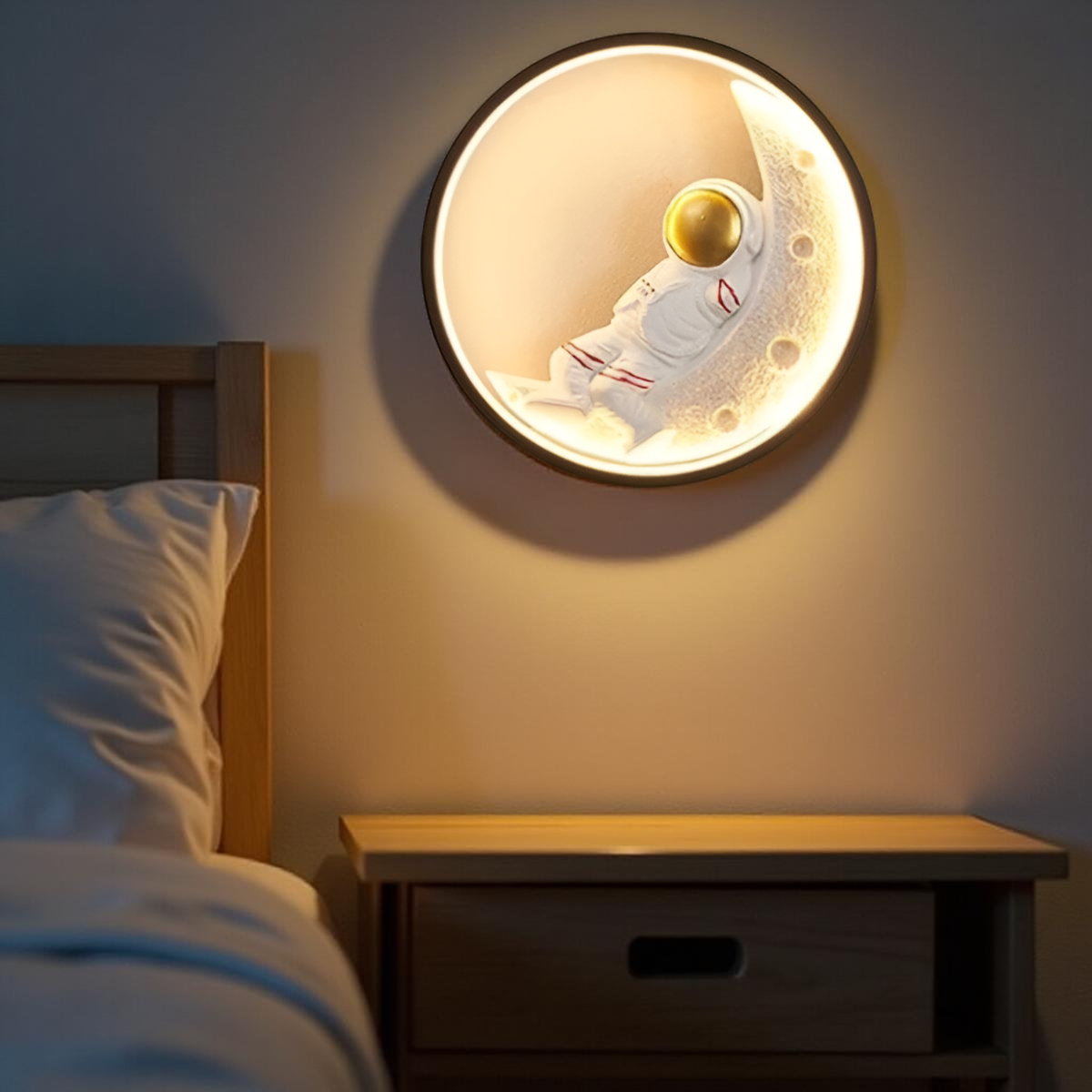 ASTRONAUT WALL LIGHT