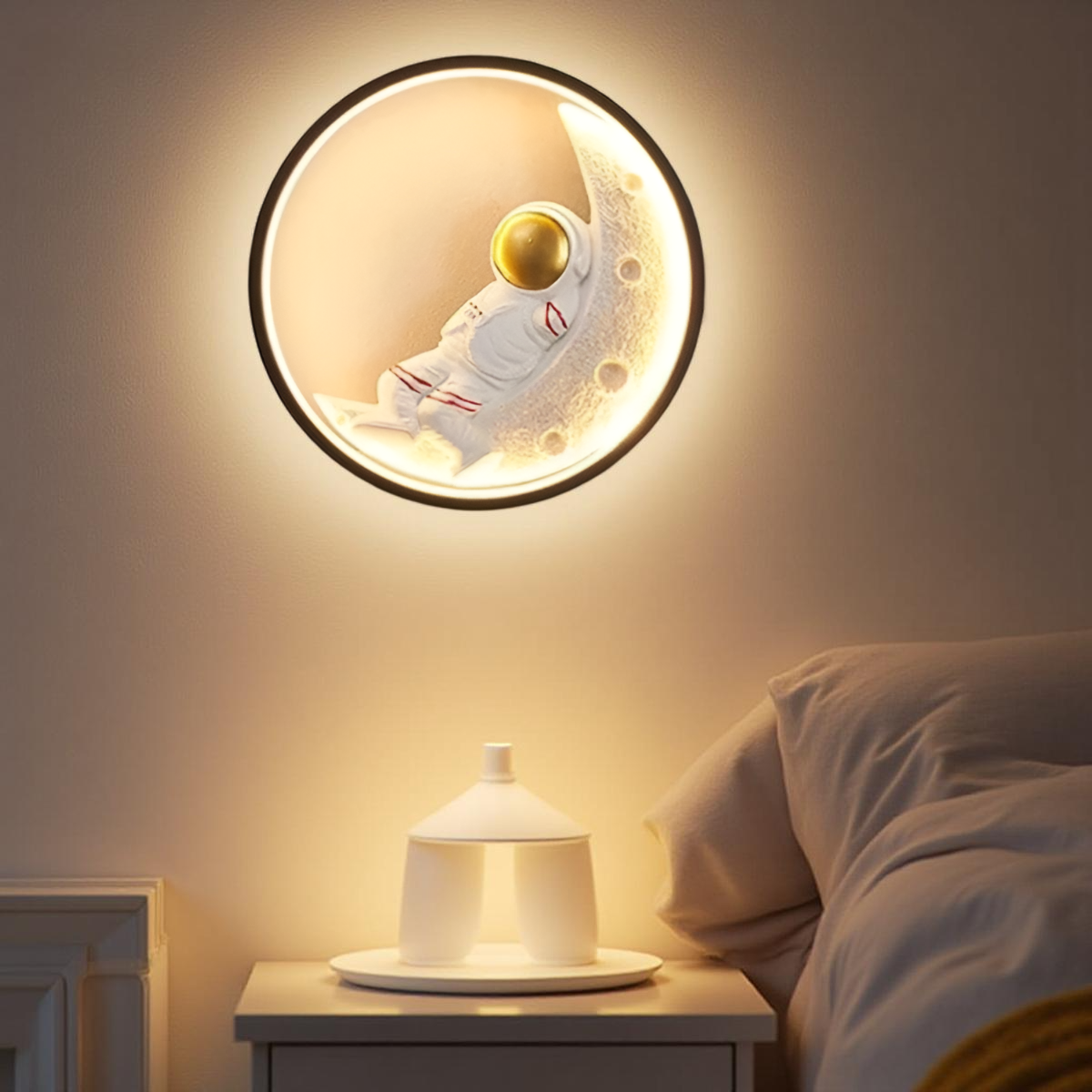 ASTRONAUT WALL LIGHT