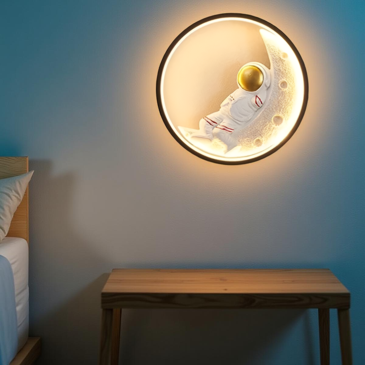 ASTRONAUT WALL LIGHT